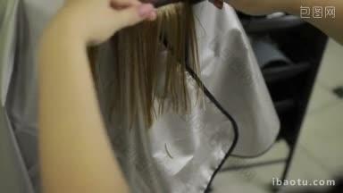 发型师用剪刀和<strong>梳子</strong>修剪头发的手在发型师沙龙背面